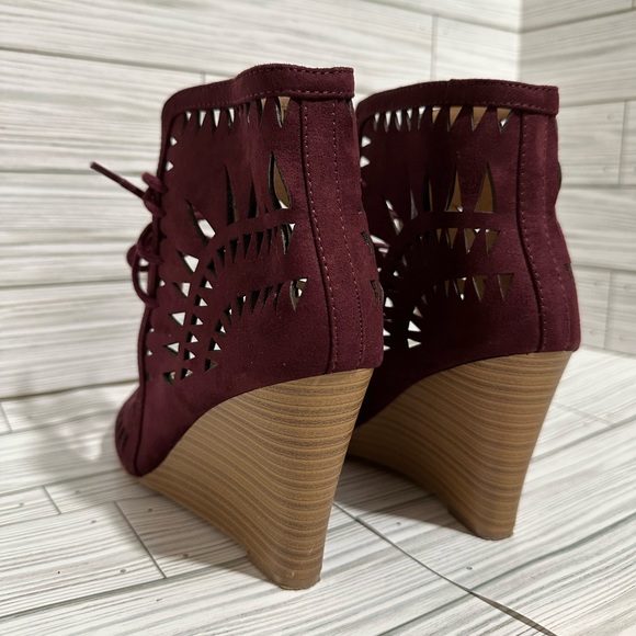 Report Collection Burgundy Cutout Wedge Heels 8M - Picture 3 of 3